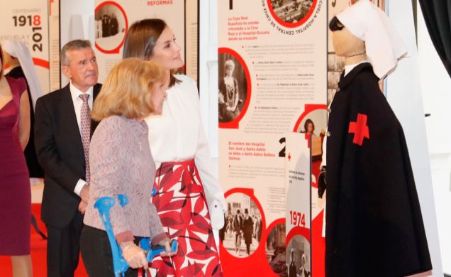Doña Letizia durante el recorrido por la exposición, acompañada de de la exdirectora de la Escuela Universitaria de Enfermería de Cruz Roja, Rosa Puli